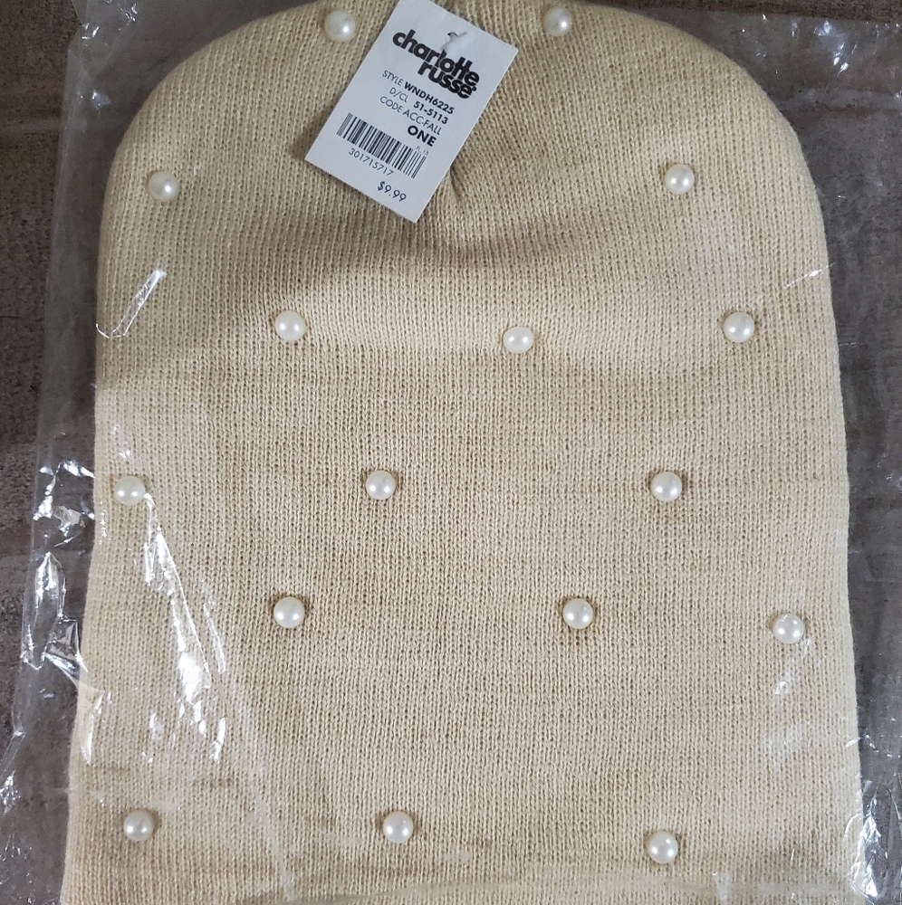 Beanie hat with pearl.